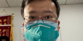 Li Wenliang, uno de los primeros médicos que advirtió sobre el nuevo coronavirus pero fue silenciado por las autoridades chinas, falleció este jueves en Wuhan luego de contagiarse la enfermedad.