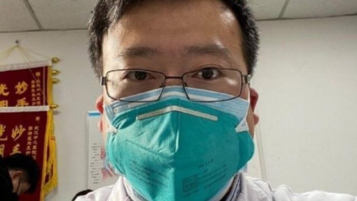 Li Wenliang, uno de los primeros médicos que advirtió sobre el nuevo coronavirus pero fue silenciado por las autoridades chinas, falleció este jueves en Wuhan luego de contagiarse la enfermedad.