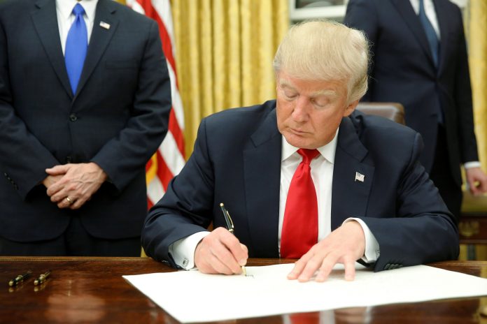 Trump firmó decreto de reforma policial