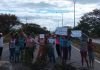 Niños y adultos mayores están sufriendo por la falta de luz en la zona, donde además tienen que cocinar a leña por la falta de gas. Foto: Cortesía