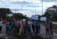 Niños y adultos mayores están sufriendo por la falta de luz en la zona, donde además tienen que cocinar a leña por la falta de gas. Foto: Cortesía