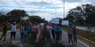 Niños y adultos mayores están sufriendo por la falta de luz en la zona, donde además tienen que cocinar a leña por la falta de gas. Foto: Cortesía