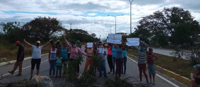 Niños y adultos mayores están sufriendo por la falta de luz en la zona, donde además tienen que cocinar a leña por la falta de gas. Foto: Cortesía