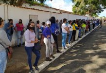 Habitantes de el Tigre acuden a votar tras largas colas