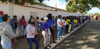 Habitantes de el Tigre acuden a votar tras largas colas