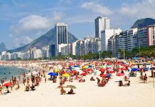 Turistas en playas de Brasil