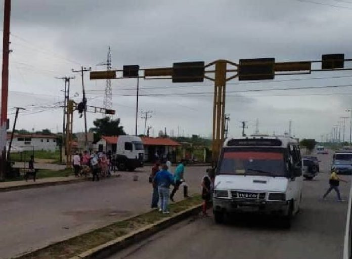 Los vecinos cerraron la avenida principal. Foto: Cortesía.